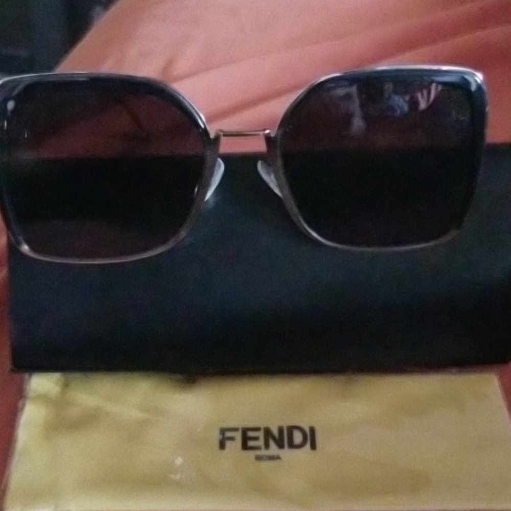FENDI SHADES - Picture 4 of 4